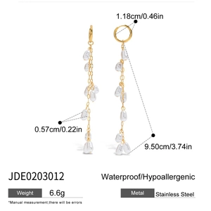 Vue détaillée des boucles d'oreilles franges en acier 18K avec mesures des perles