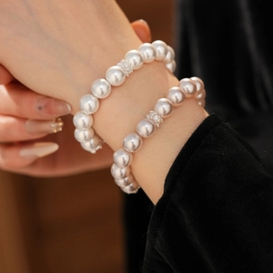 Détail de bracelets en perles avec perles en zircone portés avec élégance sur un poignet