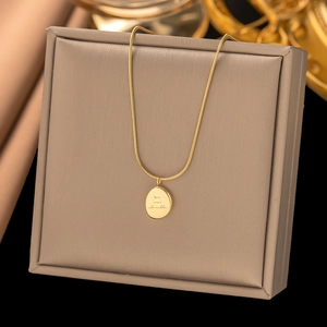 Goldene Schlangenkette mit ovalem Anhänger und Gravur You are adorable