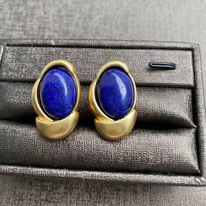 Boucles d'oreilles vintage plaquées or avec lapis-lazuli sur boîte à bijoux
