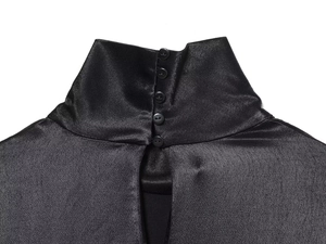 Détail de la blouse en satin noir à col montant avec boutons et découpe goutte d'eau