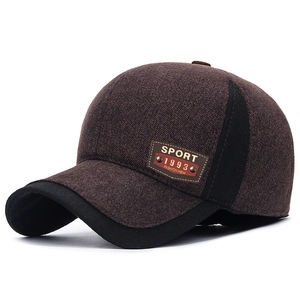 Détail de la casquette en laine d'hiver avec écusson en cuir et texture chaude épaisse