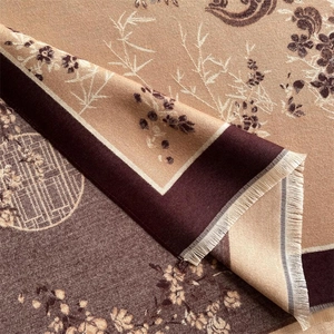Détail d'une écharpe imitation cachemire aux motifs traditionnels chinois de bambou et de prunier