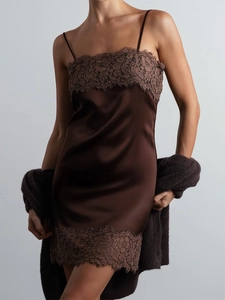 Abito sottoveste in raso marrone con pizzo raffinato e cardigan in maglia