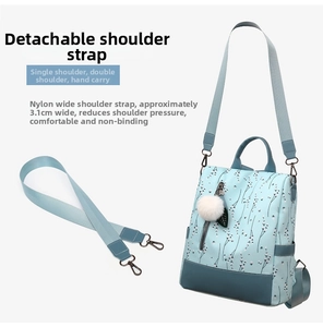 Détail du sac à dos vert menthe imprimé avec bandoulière en nylon amovible et pompon