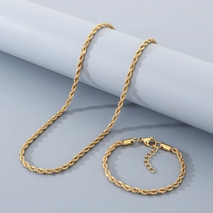 Détail de l'ensemble collier et bracelet chaîne torsadée dorée avec fermoir mousqueton