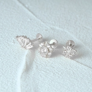 Macro detail van S925 zilveren labret studs met waaiervormige en ster zirkoon inlays