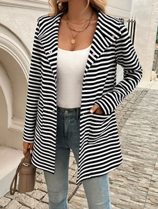 Dettaglio del cardigan in maglia a righe bianche e nere da donna con cappuccio e tasche