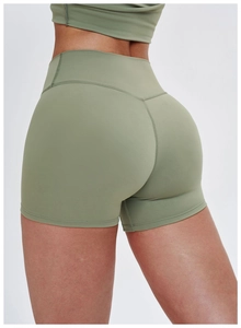 Dettaglio dei pantaloncini da yoga a vita alta verde salvia con cuciture push-up a V