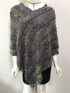 Détail de la texture en maille grise avec motifs ondulés colorés et bords à franges