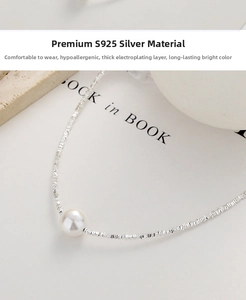 Detalle del collar de plata de ley 925 con perla y cuentas de plata con textura