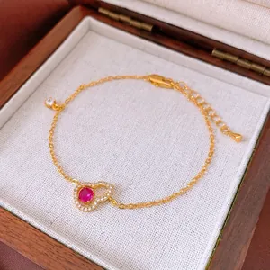Bracelet luxueux plaqué or avec pendentif gourde orné d'un zircon rouge central