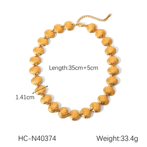 Detail view of 18K gold stainless steel shell necklace with 35+5cm length and weight specs