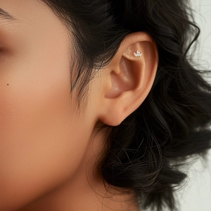 Close-up of a 925 sterling silver cartilage stud featuring a sparkling clover star design