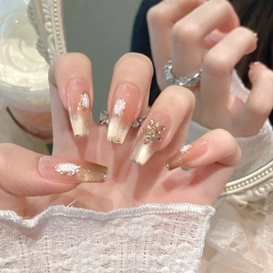 Detailansicht handgefertigter Ballerina-Kunstnägel mit Champagner-Cat-Eye-Glitzer