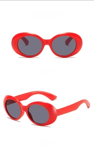 Detailansicht der roten ovalen Kindersonnenbrille mit grauen Gläsern von vorne und der Seite