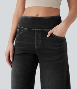 Detailansicht der High-Waist-Jeans mit weitem Bein und weißen Kontrastnähten
