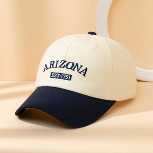 Berretto da baseball beige e blu navy con ricamo Arizona 1751 su supporto geometrico tonde