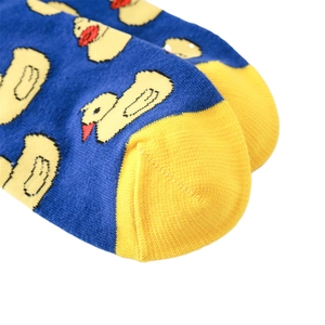 Détail de la couture des orteils sur chaussettes en coton bleu avec motif canard jaune