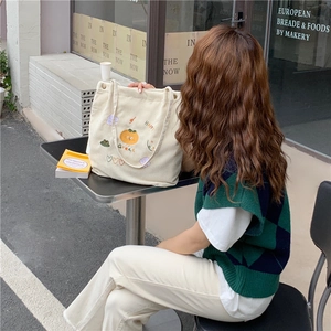 Vue détaillée du sac cabas en velours côtelé avec broderie de fruits et cœur