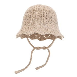 Chapeau cloche beige au crochet pour femme avec texture ajourée et bord ondulé