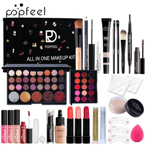 Kit trucco completo con ombretto, fondotinta, rossetto e pennelli su sfondo bianco
