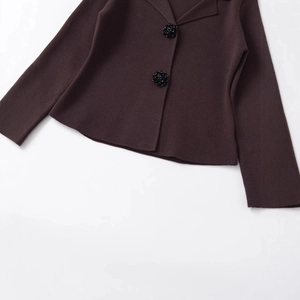 Veste en maille marron avec boutons fleurs décoratifs et col à revers femme