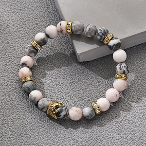 Armband aus rosa Zebra-Jaspis und weißem Türkis mit goldenem Kronen-Anhänger für Damen