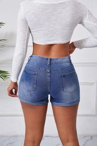 Rückansicht der High-Waist Denim-Shorts mit Destroyed-Effekten, Taschen und Rollsaum