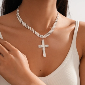 Collier chic avec pendentif croix en argent et zircons étincelants sur chaîne épaisse