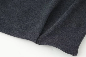 Nahaufnahme der dunkelgrauen Twill-Stoffstruktur mit hochwertigen Wollfaserdetails