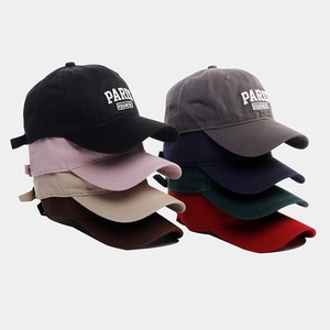 Détail de diverses casquettes de baseball en coton avec broderie PARIS FRENCH