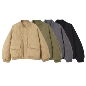 Giacche bomber trapuntate larghe in beige, verde, grigio e nero con trama a onde