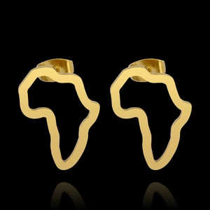 Détail rapproché des boucles d'oreilles carte d'Afrique ajourées en acier doré poli