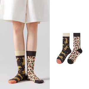 Asymmetrische Crew-Socken mit Leopardenmuster und Herz-Details aus Baumwollstrick