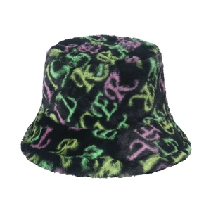 Plüschiger Kunstpelz-Anglerhut mit bunten Buchstaben-Prints für Wärme und Freizeit-Look