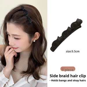 Close-up of a 9.5cm black floral braided hair clip for bangs with size dimensions