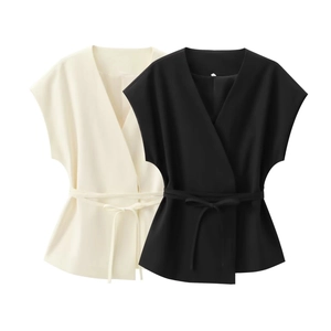 Vue détaillée des hauts de gilets à nouer en noir et beige avec un tissu de qualité