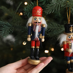 Klassische 13 cm Nussknacker-Soldat Holzfigur mit festlichen roten und blauen Details für Baum