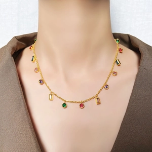 Dettaglio di zirconi colorati su una collana in acciaio al titanio dorato