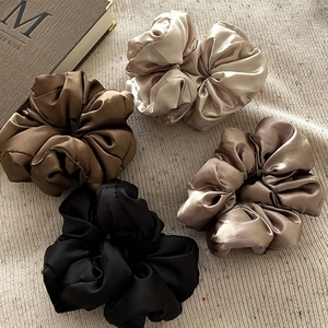 Ensemble de chouchous en satin de soie aux tons neutres sur fond de maille douce