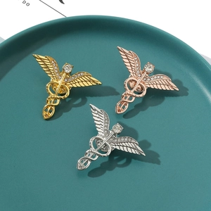 Medizinische Caduceus-Broschen mit Flügeln und Kristallen in Gold, Silber und Roségold