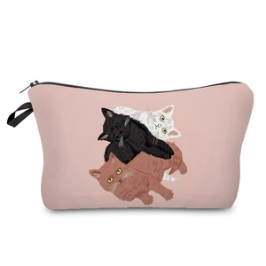 Dettaglio della borsa cosmetica rosa in tela con stampe di gatti e cerniera nera