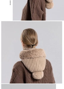 Détail de l'écharpe à capuche d'hiver en maille avec bordure en fourrure et pompon