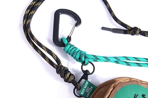 Dettaglio di cinturini colorati in paracord con anelli in metallo e moschettoni in plastica nera