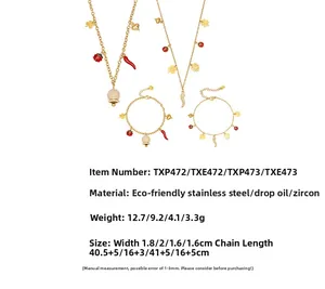 Détail d'un ensemble de bijoux en acier inoxydable doré avec trèfle et pendentifs