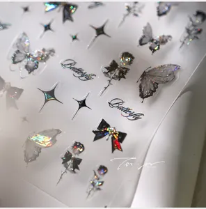 Detaillierte Makroansicht holografischer Schmetterlings-Nagelaufkleber mit Metalleffekt