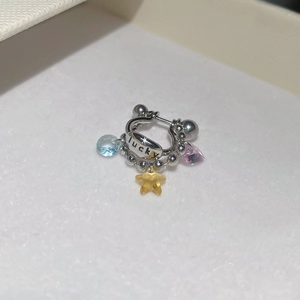 Dettaglio orecchini a cerchio Lucky in argento con perla blu, stella gialla e cuore rosa