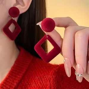 Boucles d'oreilles géométriques floquées rouge vin avec formes rondes et losanges