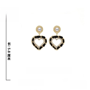 Détails du poids 20,3g et dimensions 5,8cm des boucles d'oreilles cœur ruban et perles